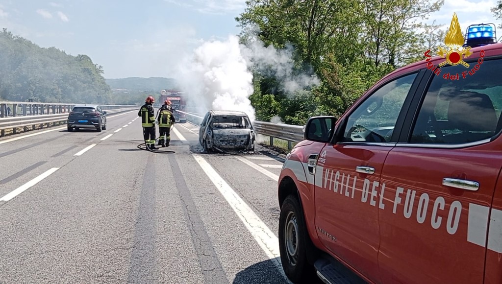 Auto in fiamme sull